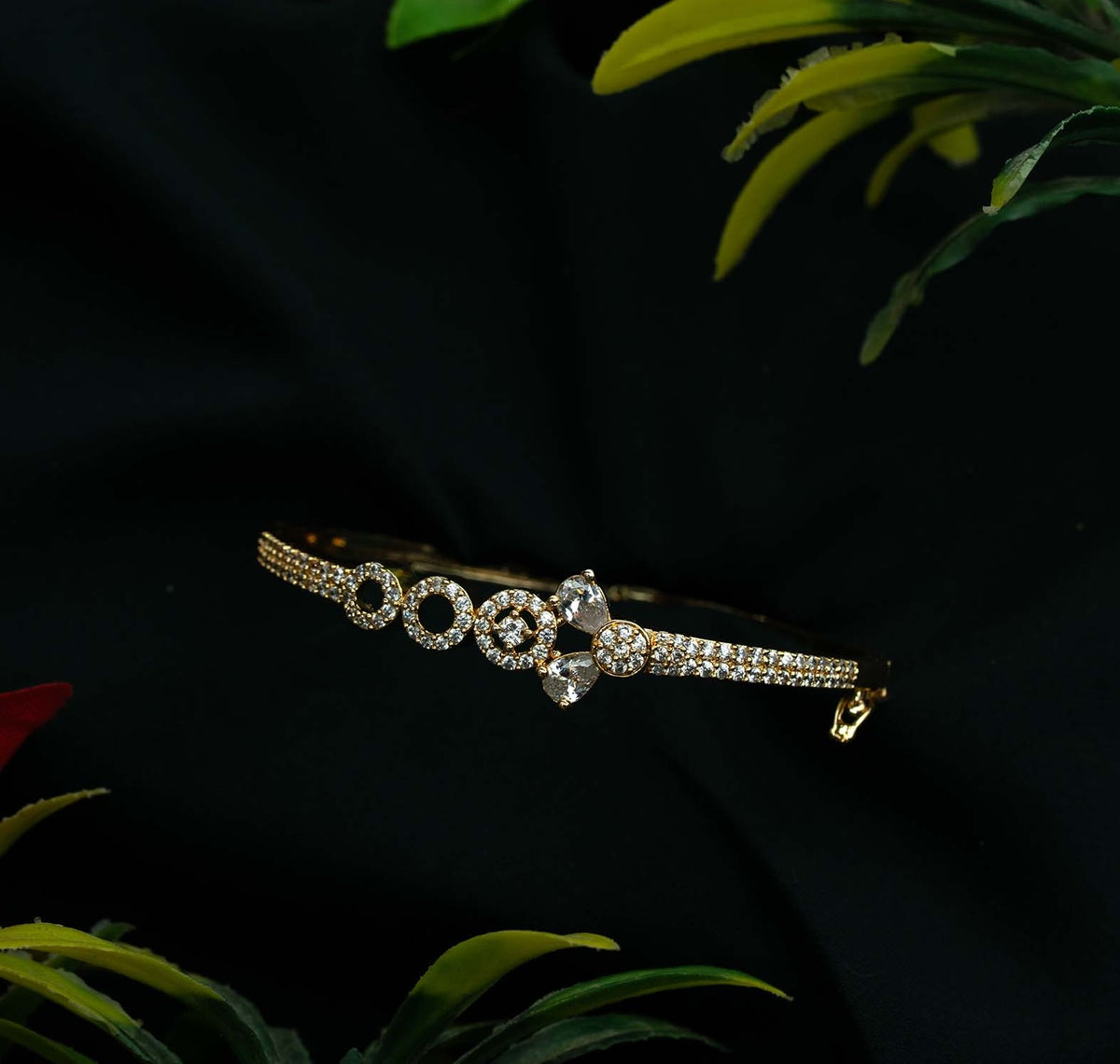 Clara Trio Halo Pear AD Gold Kada